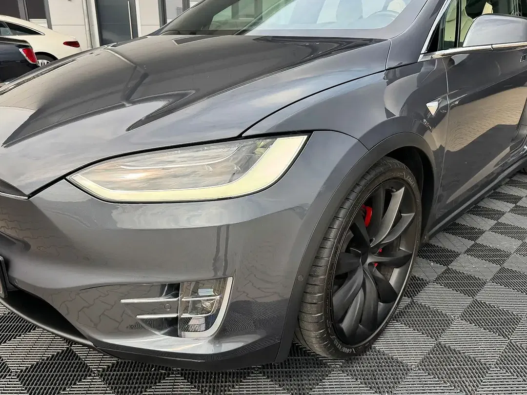 Tesla Model X - Thumbnail 4