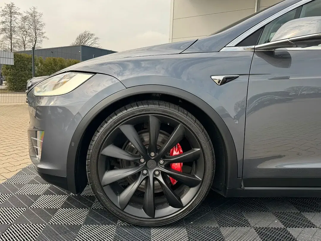 Tesla Model X - Thumbnail 5