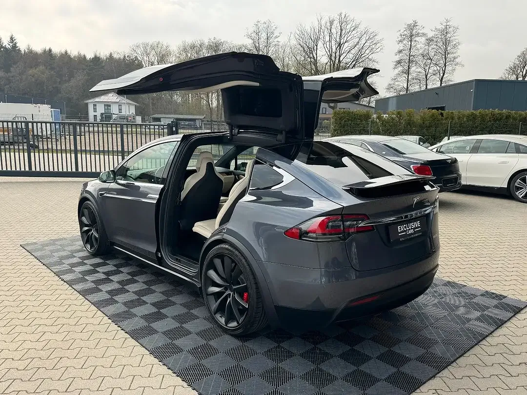 Tesla Model X - Thumbnail 8