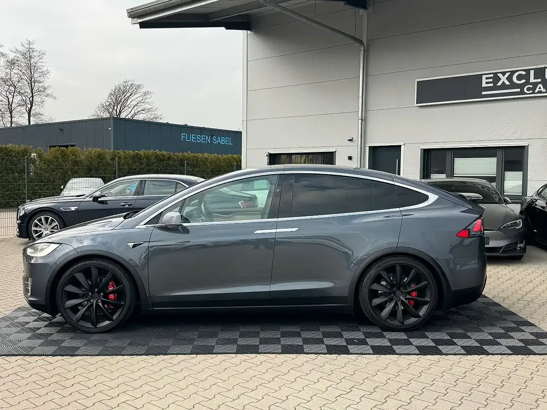 Tesla Model X - Thumbnail 9