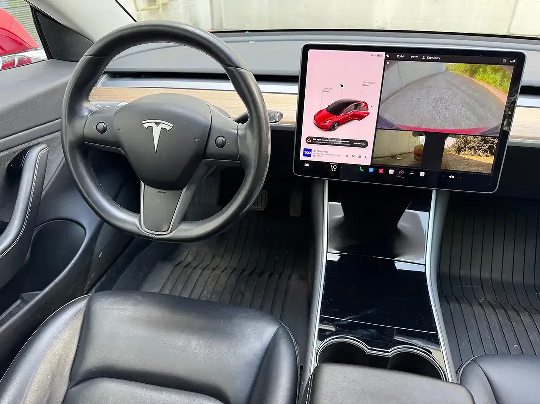 Tesla Model 3 - Thumbnail 10