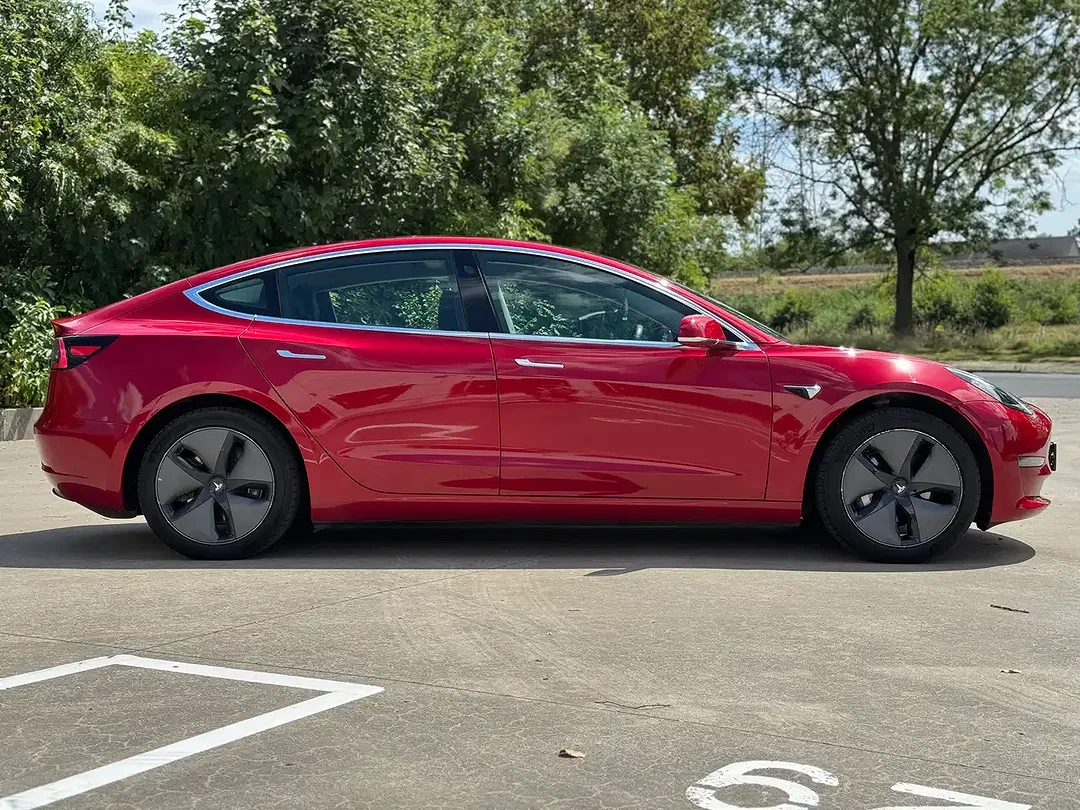 Tesla Model 3 - Thumbnail 7
