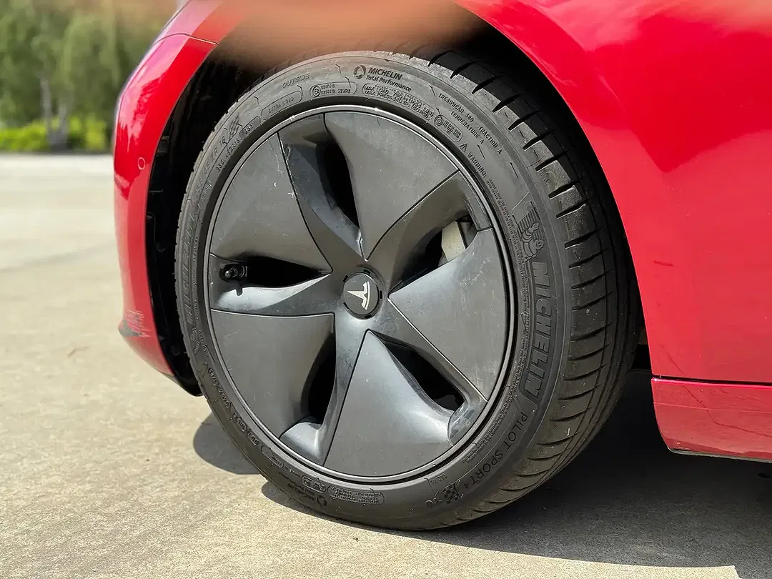 Tesla Model 3 - Thumbnail 8