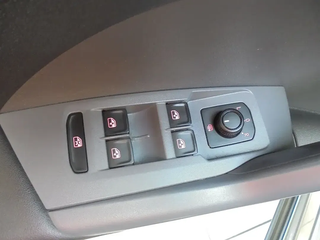 Volkswagen T-Cross - Thumbnail 9