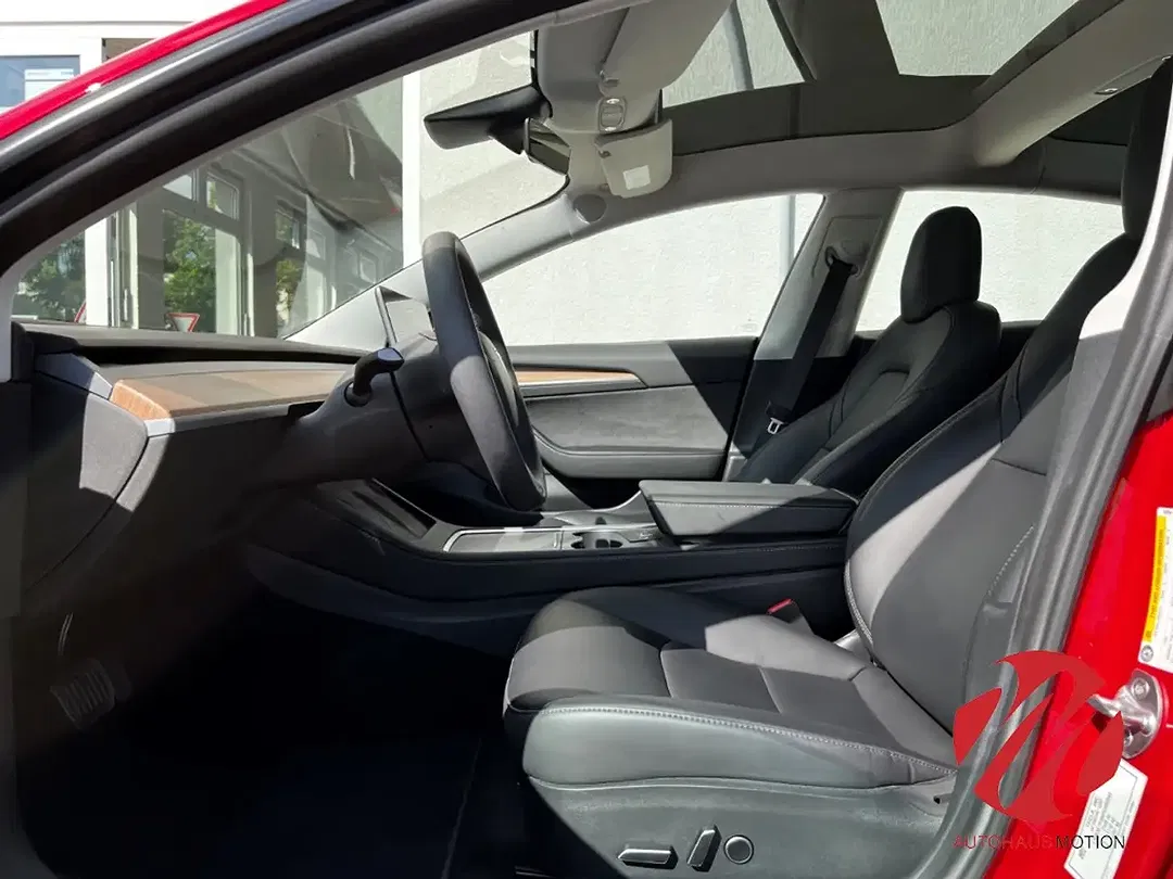 Tesla Model 3 - Thumbnail 9
