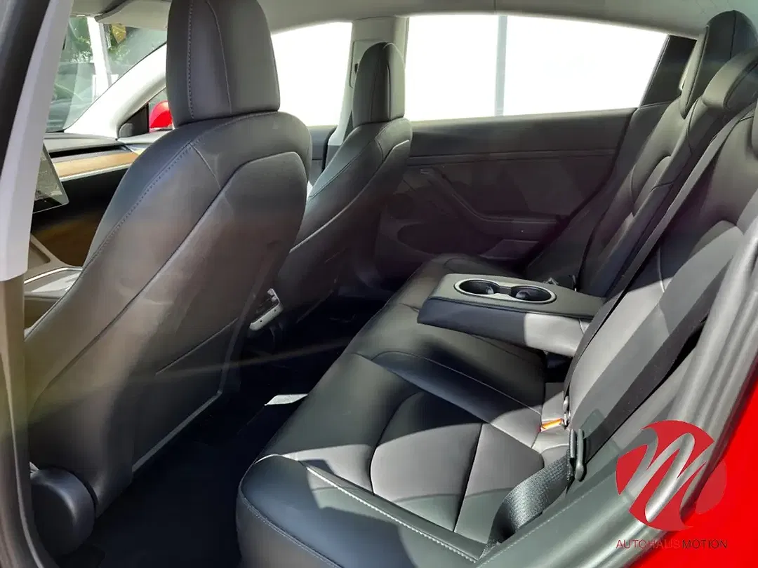 Tesla Model 3 - Thumbnail 10