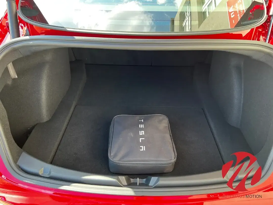Tesla Model 3 - Thumbnail 13