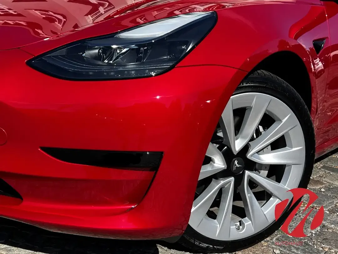 Tesla Model 3 - Thumbnail 2