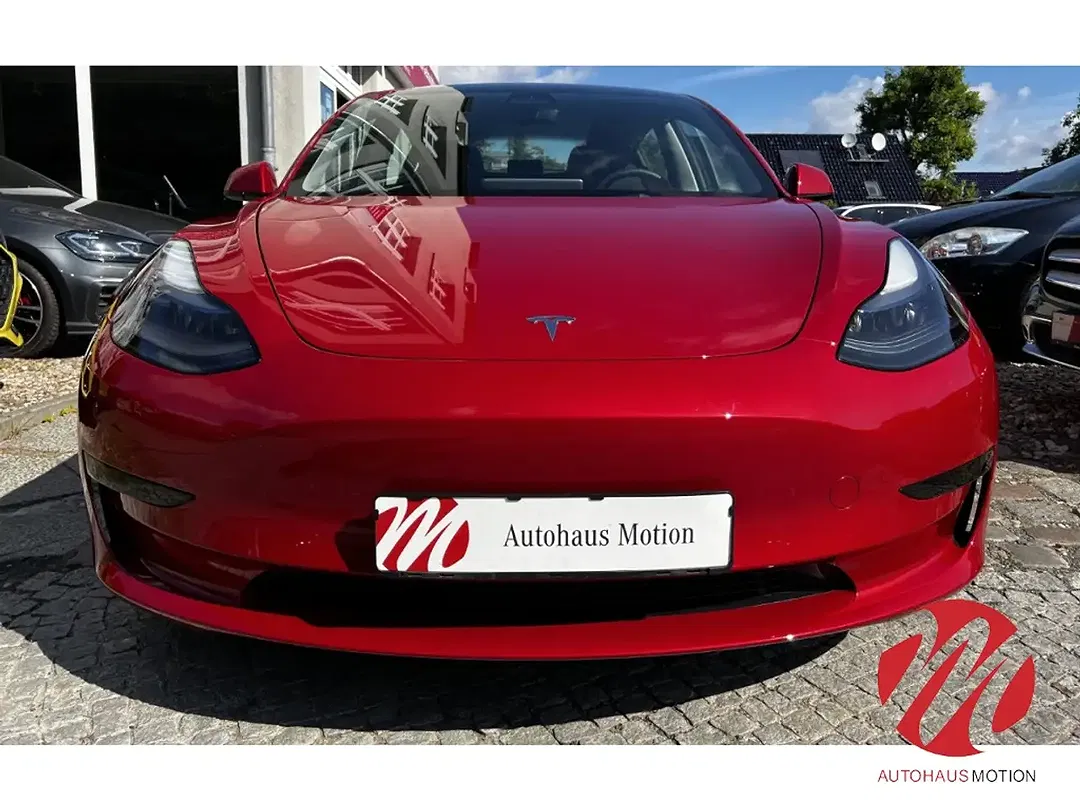 Tesla Model 3 - Thumbnail 3