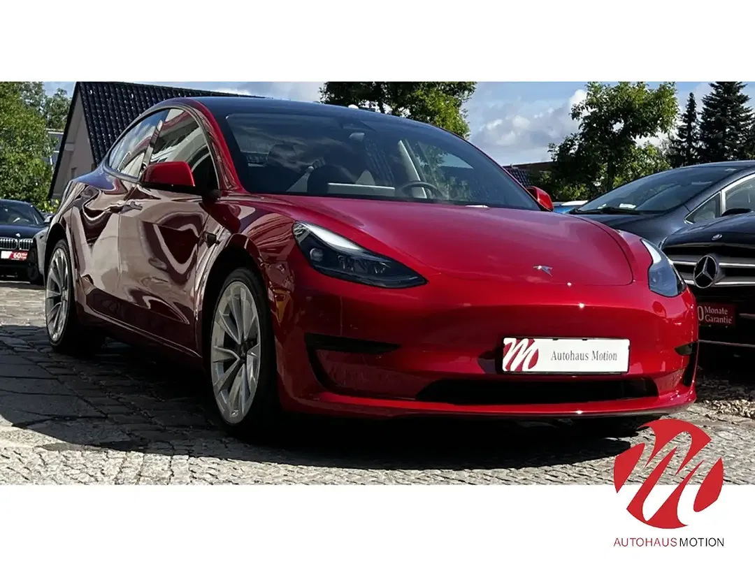 Tesla Model 3 - Thumbnail 4