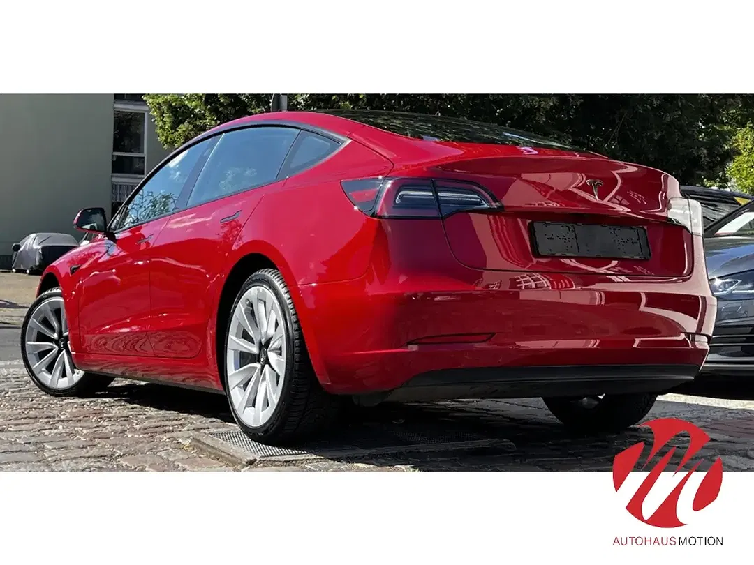 Tesla Model 3 - Thumbnail 5