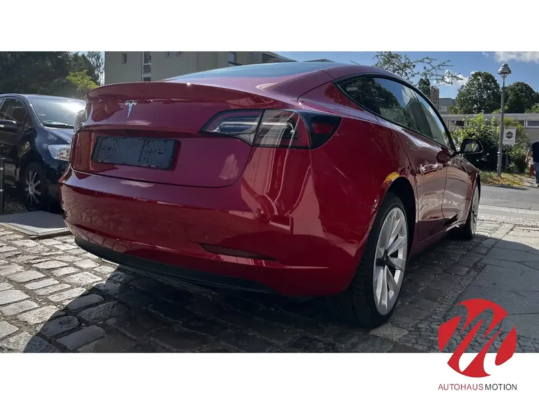 Tesla Model 3 - Thumbnail 6