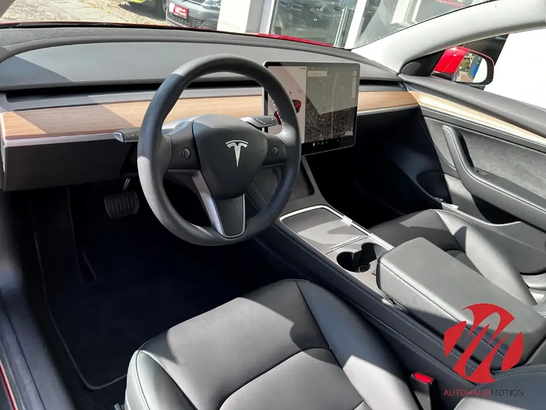 Tesla Model 3 - Thumbnail 8