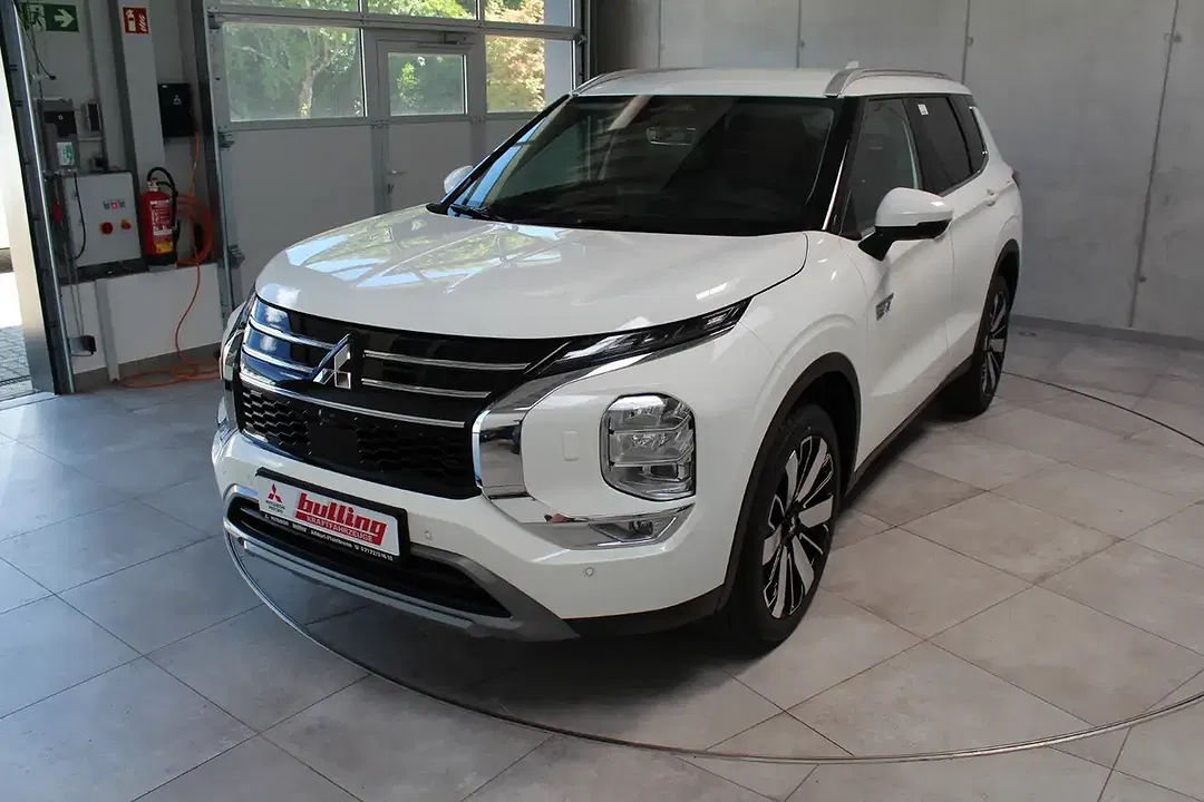 Mitsubishi Outlander - Thumbnail 1