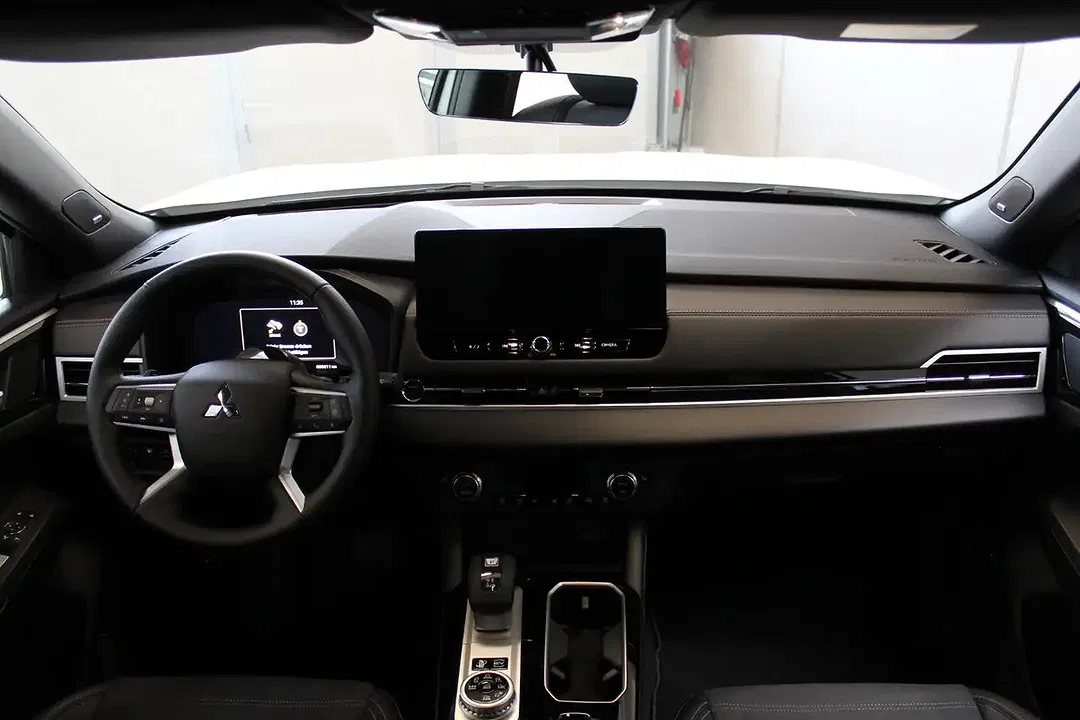 Mitsubishi Outlander - Thumbnail 13