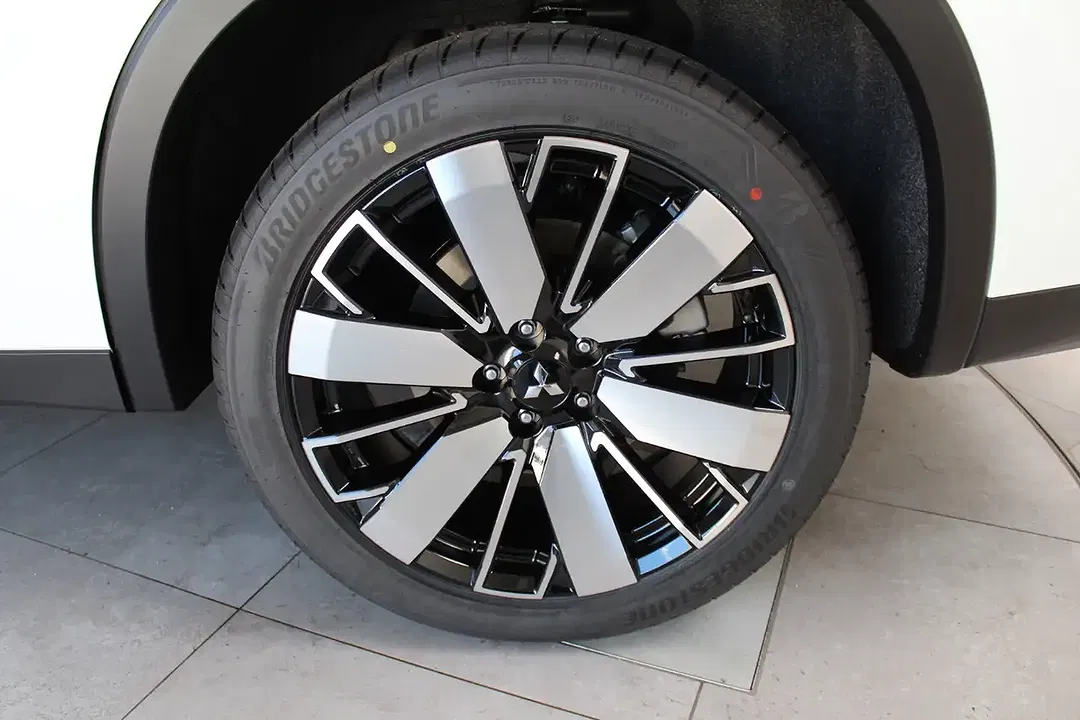 Mitsubishi Outlander - Thumbnail 8