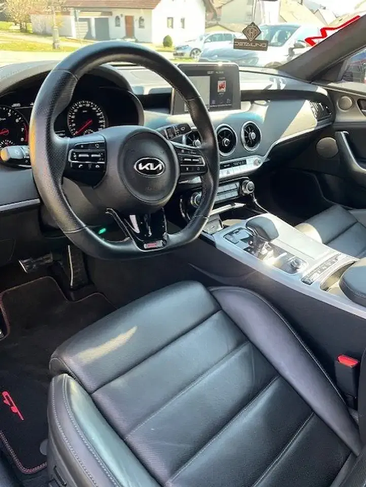 Kia Stinger - Thumbnail 8