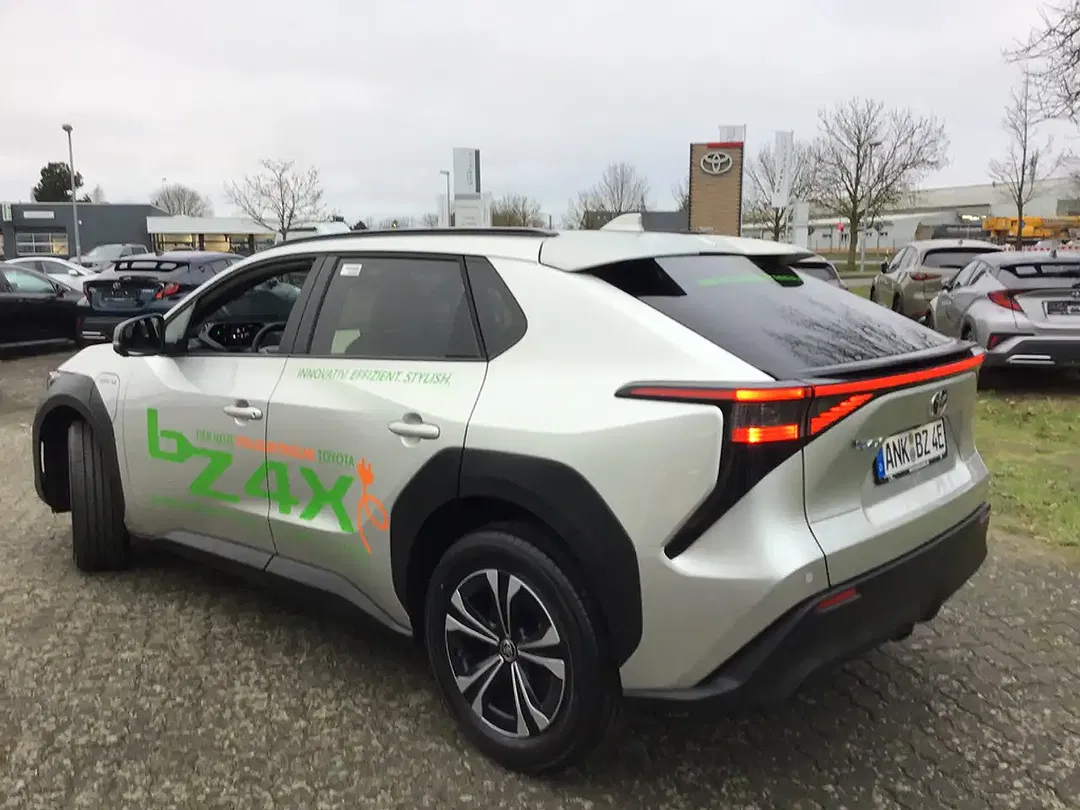 Toyota bZ4X - Thumbnail 2