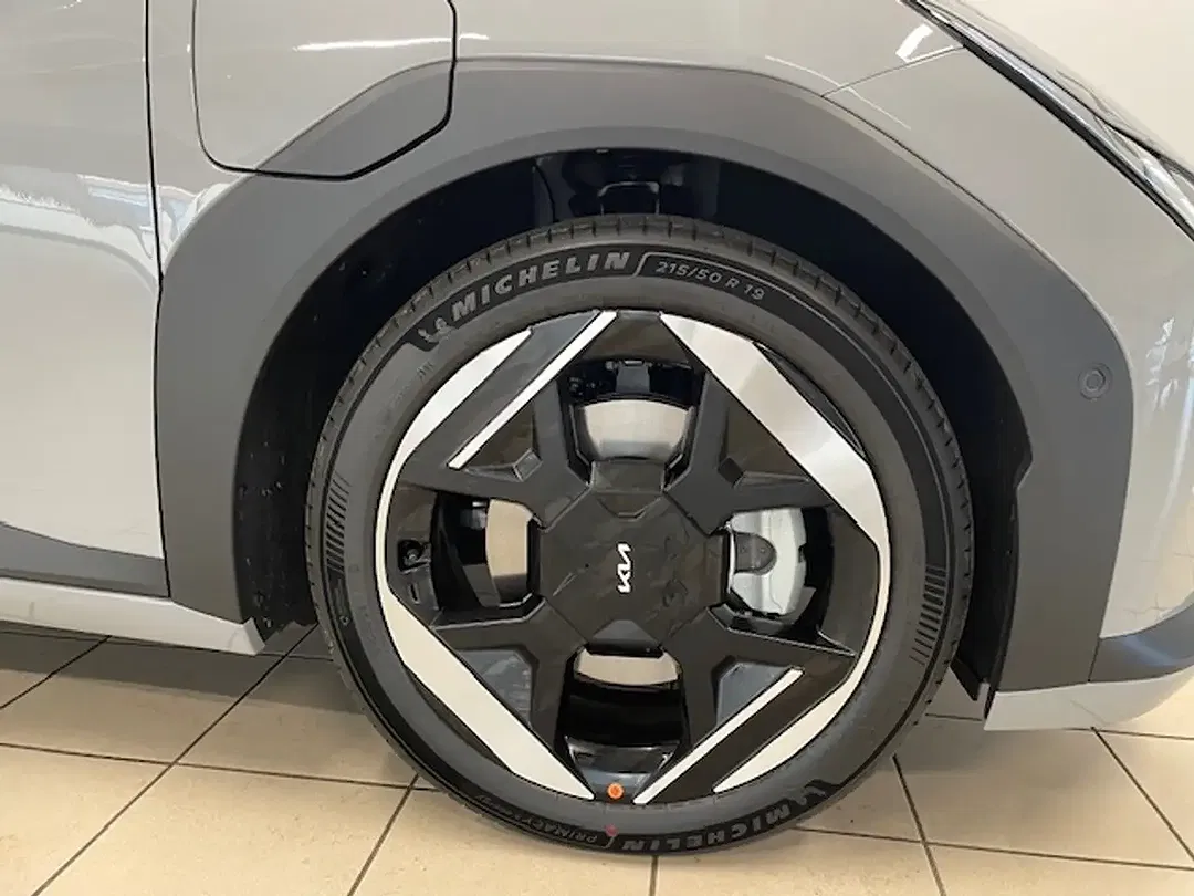 Kia EV4 - Thumbnail 2