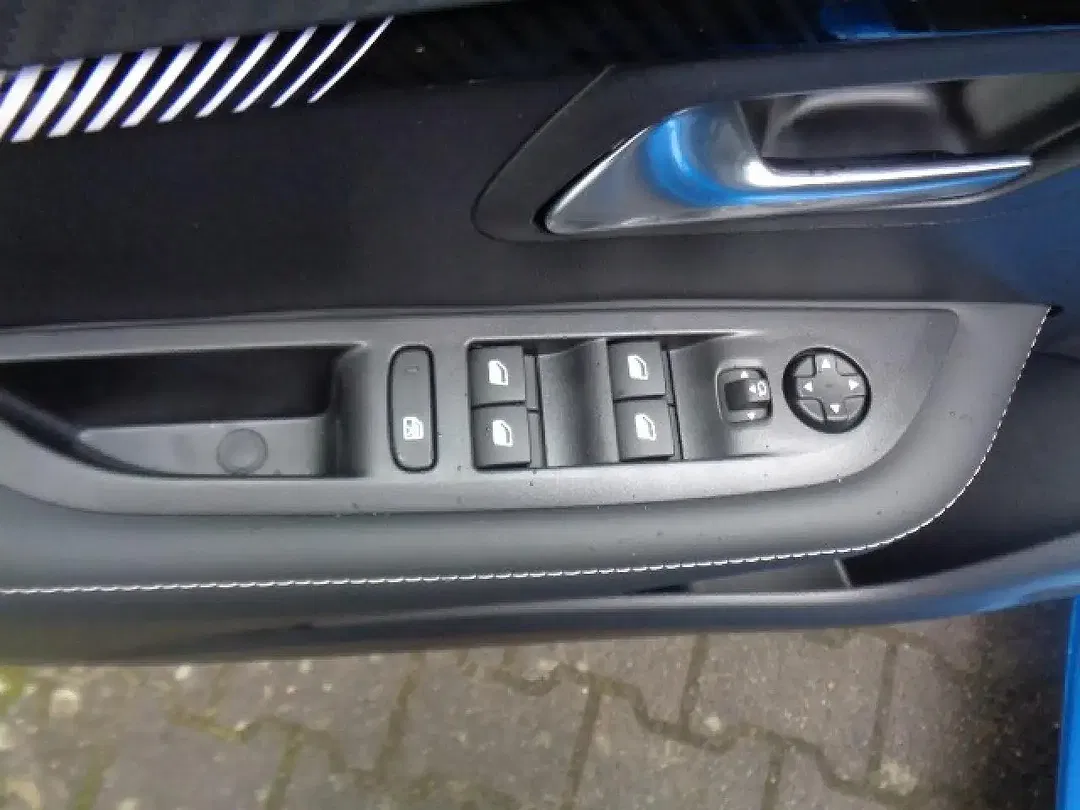 Peugeot 208 - Thumbnail 13