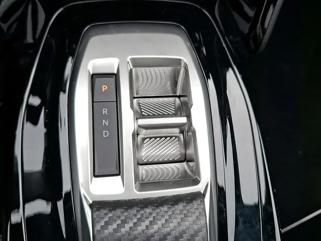 Peugeot 208 - Thumbnail 11