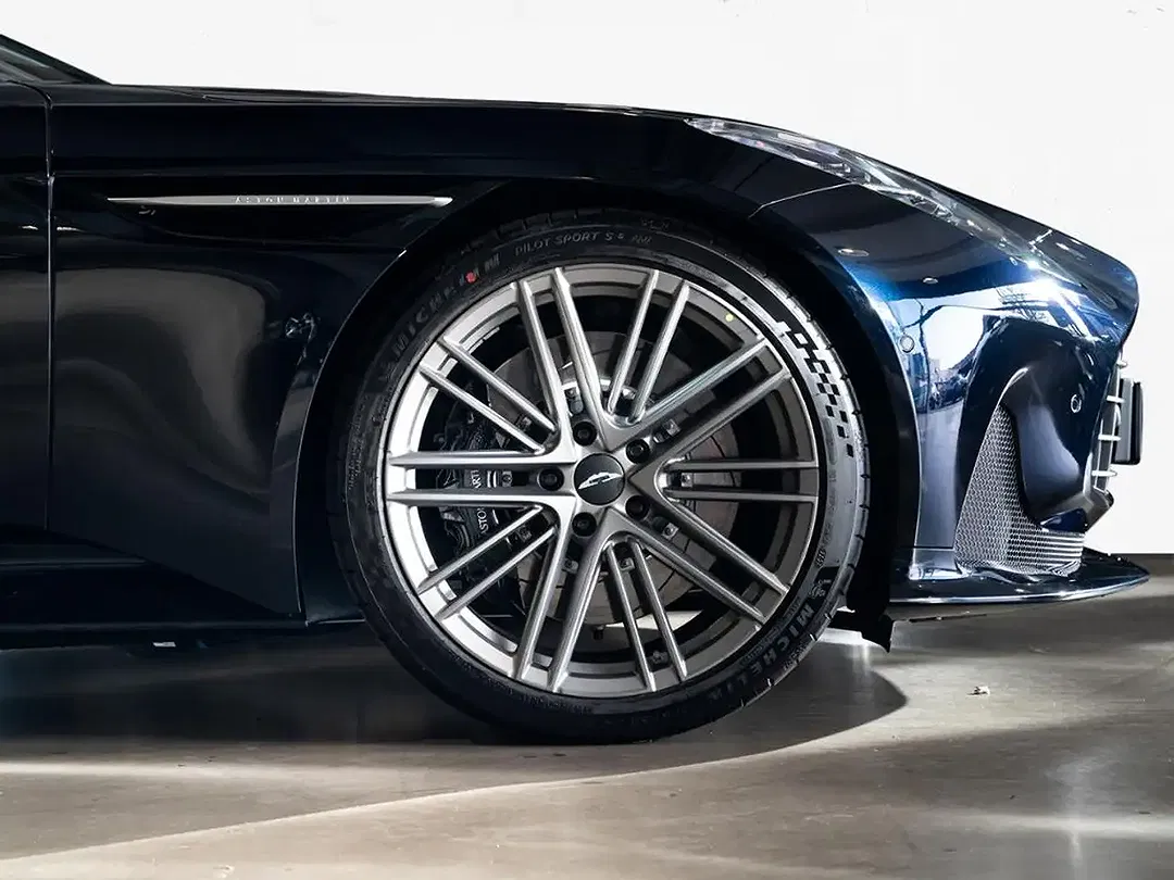 Aston Martin DB12 - Thumbnail 4