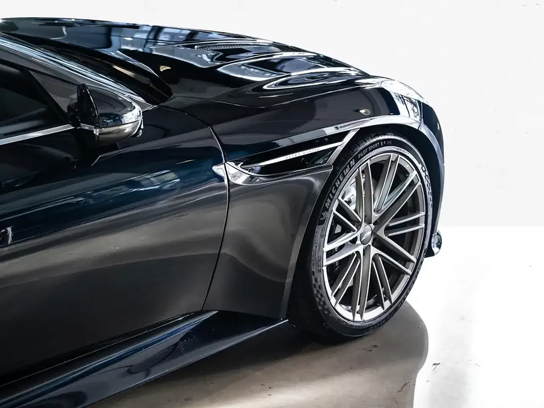 Aston Martin DB12 - Thumbnail 9