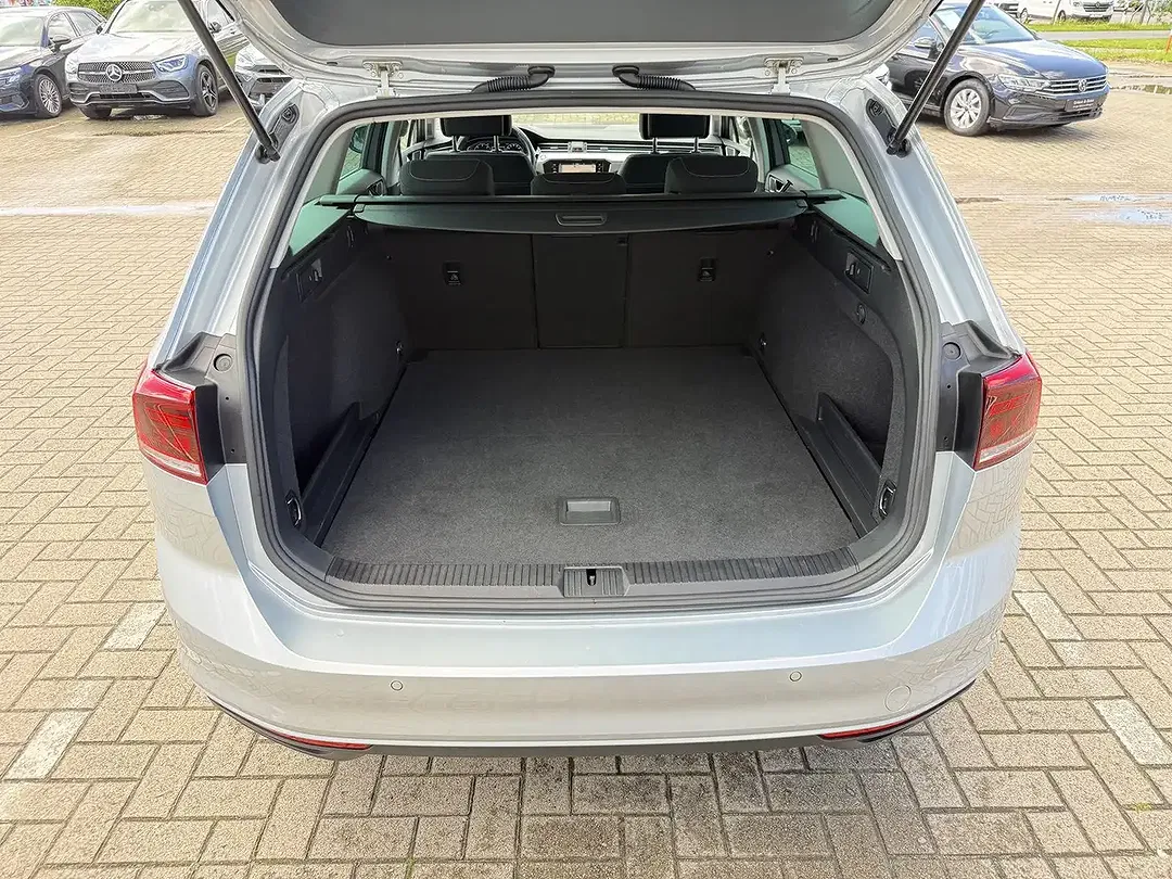 Volkswagen Passat - Thumbnail 11
