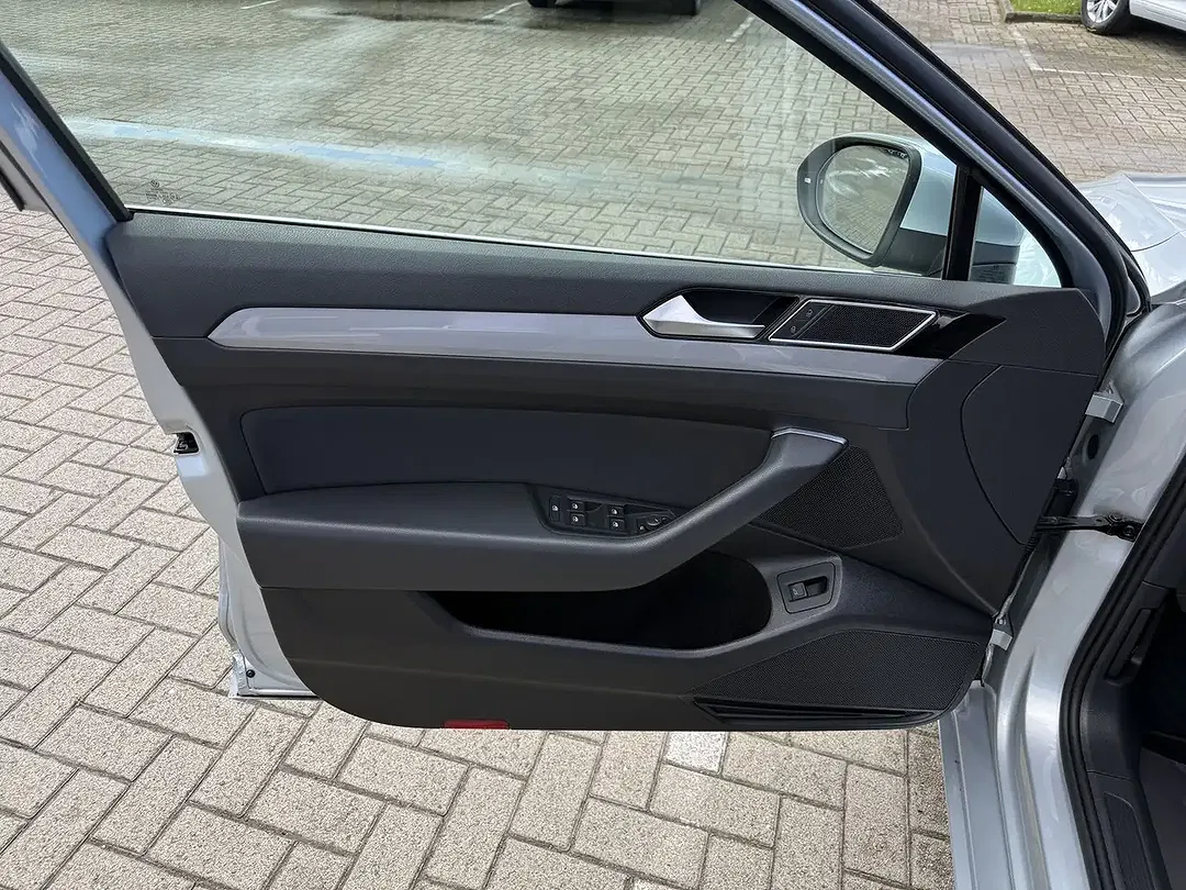 Volkswagen Passat - Thumbnail 12
