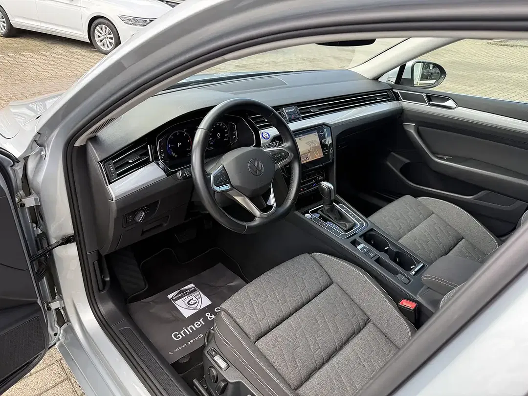 Volkswagen Passat - Thumbnail 13
