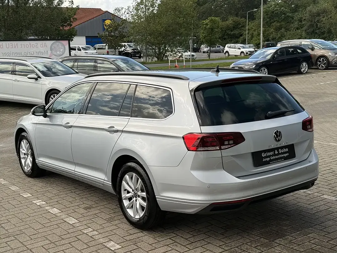 Volkswagen Passat - Thumbnail 8