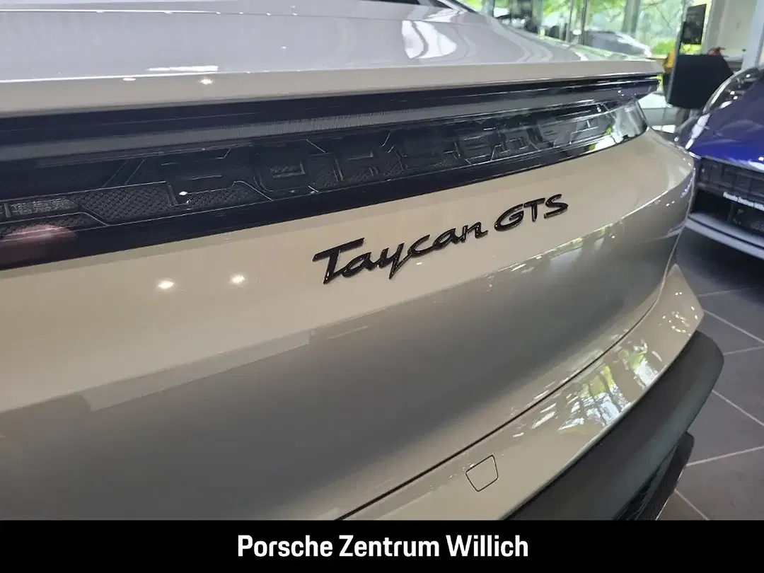 Porsche Taycan - Thumbnail 10