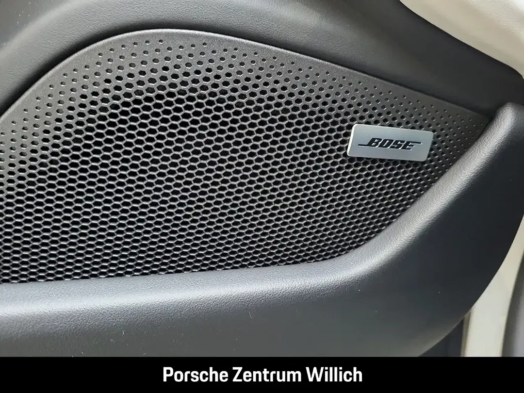 Porsche Taycan - Thumbnail 12