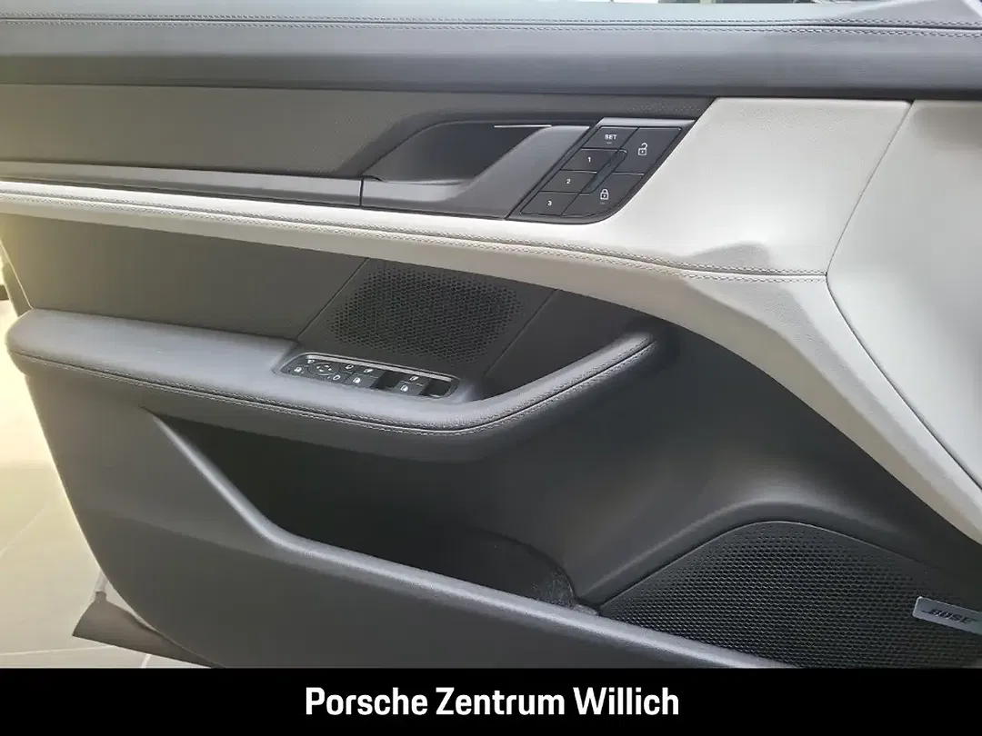 Porsche Taycan - Thumbnail 13