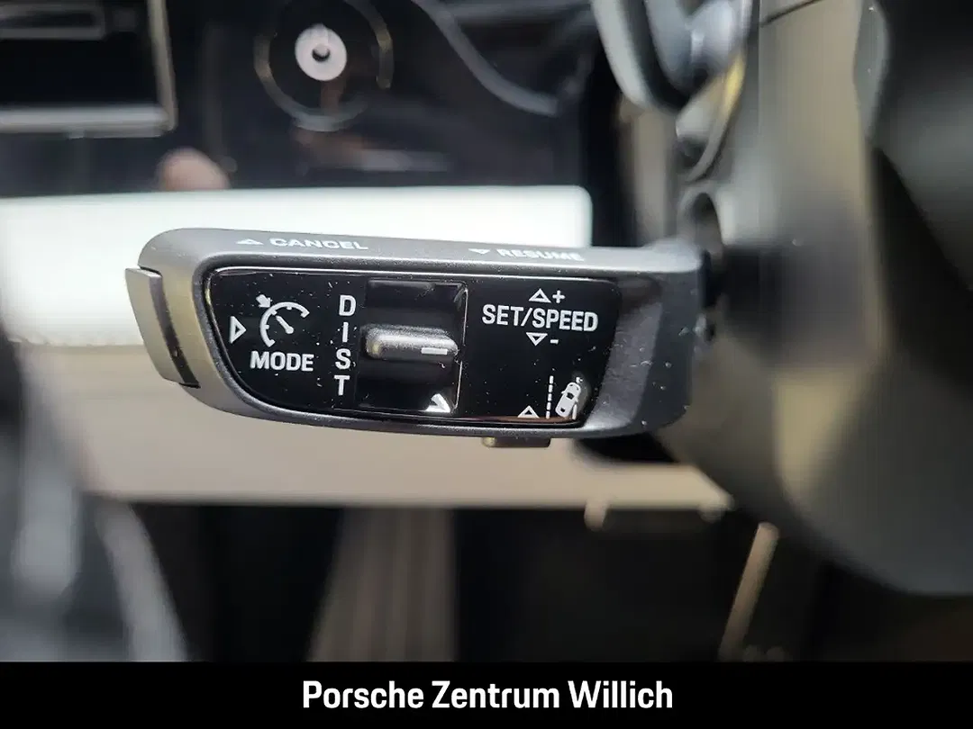 Porsche Taycan - Thumbnail 15
