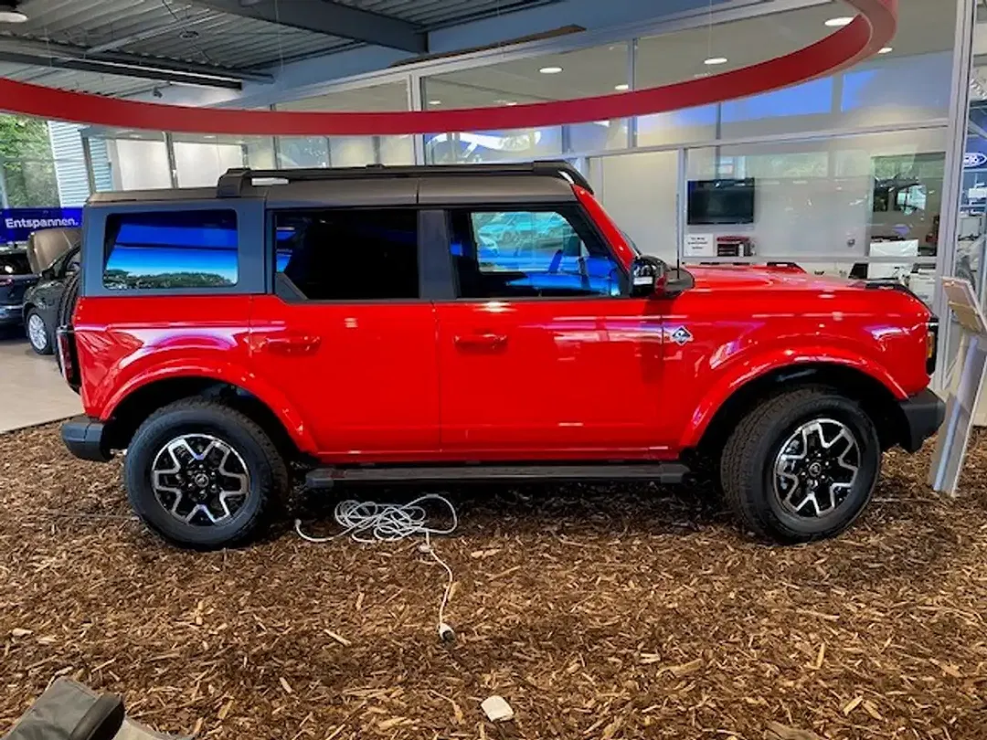 Ford Bronco - Thumbnail 3
