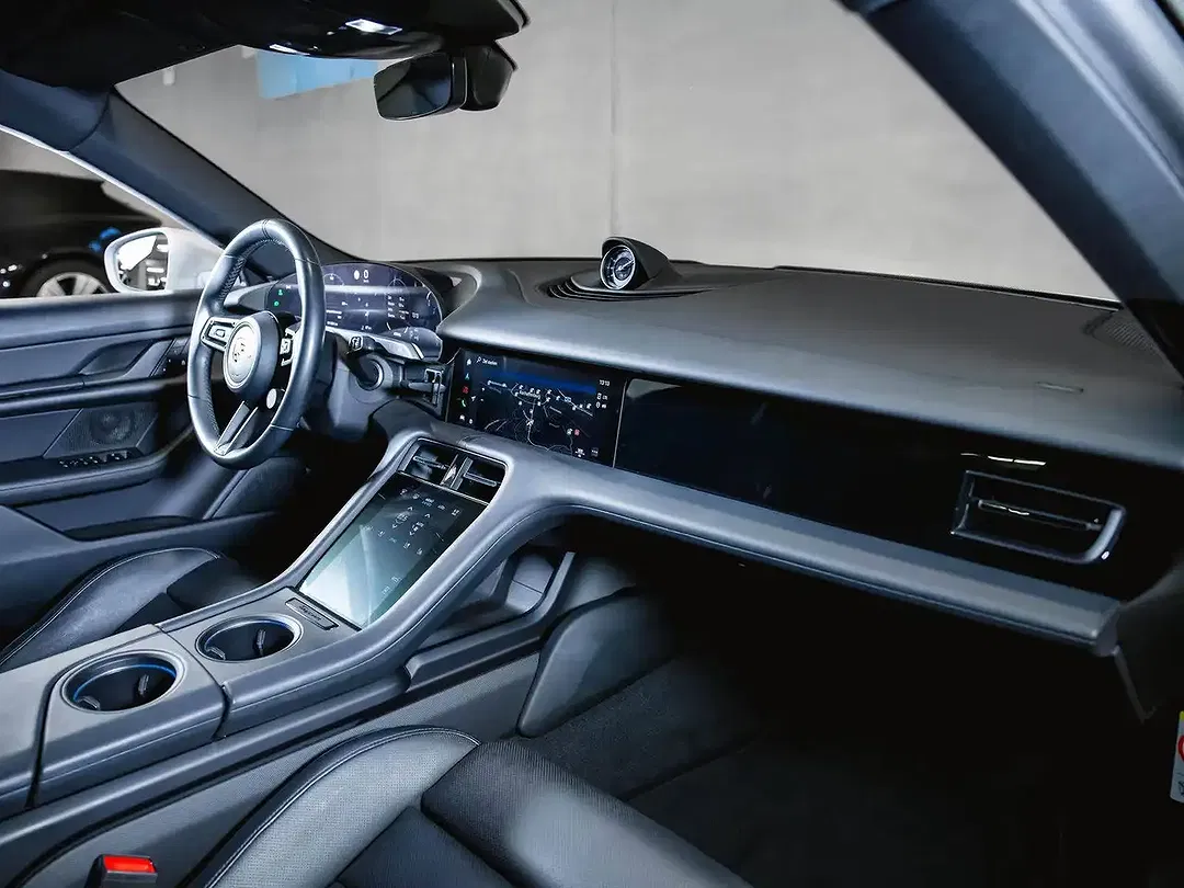 Porsche Taycan - Thumbnail 11