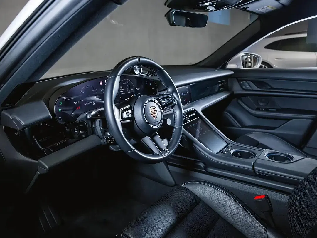 Porsche Taycan - Thumbnail 12