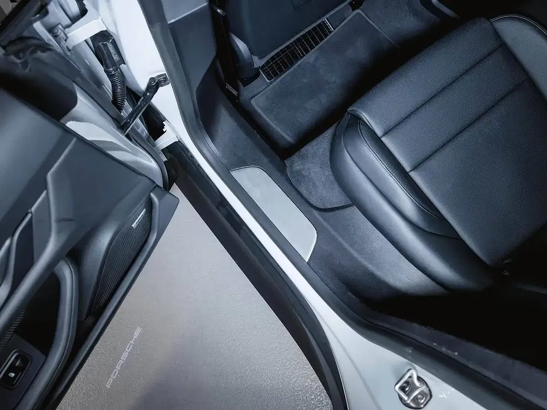 Porsche Taycan - Thumbnail 15