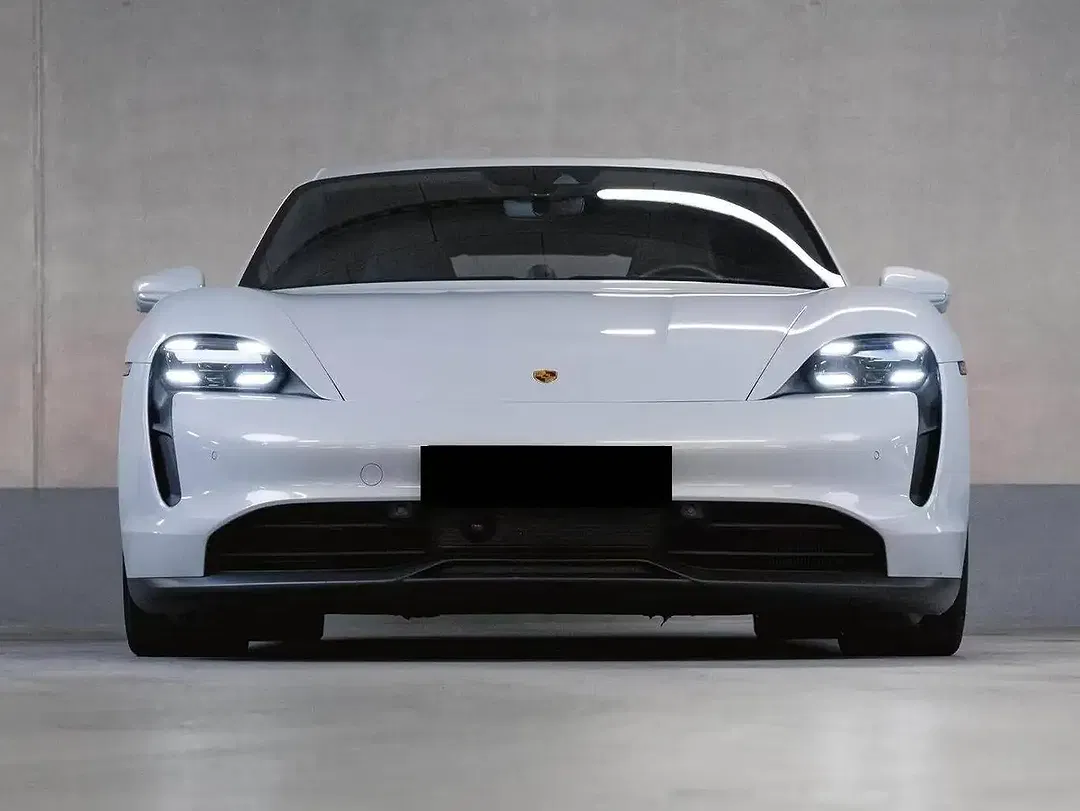 Porsche Taycan - Thumbnail 2