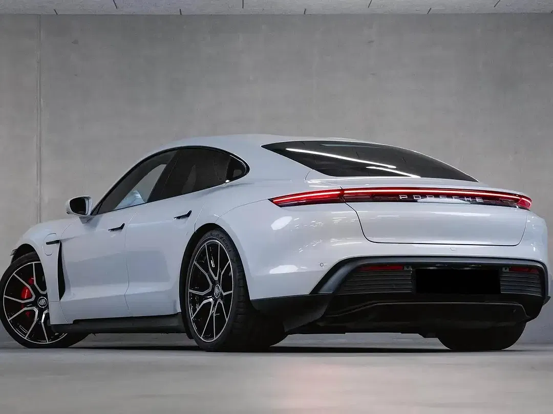 Porsche Taycan - Thumbnail 3