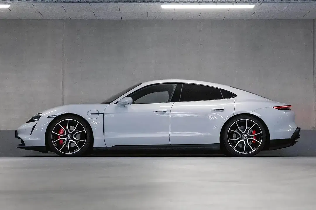 Porsche Taycan - Thumbnail 4