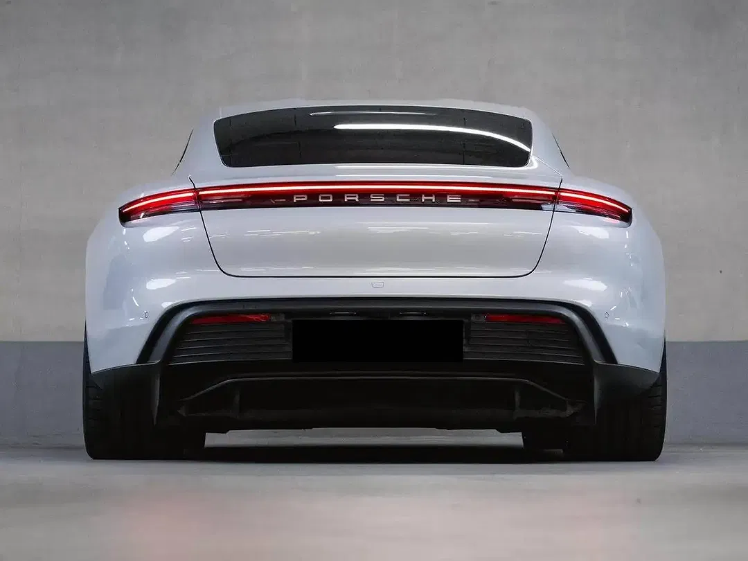 Porsche Taycan - Thumbnail 5