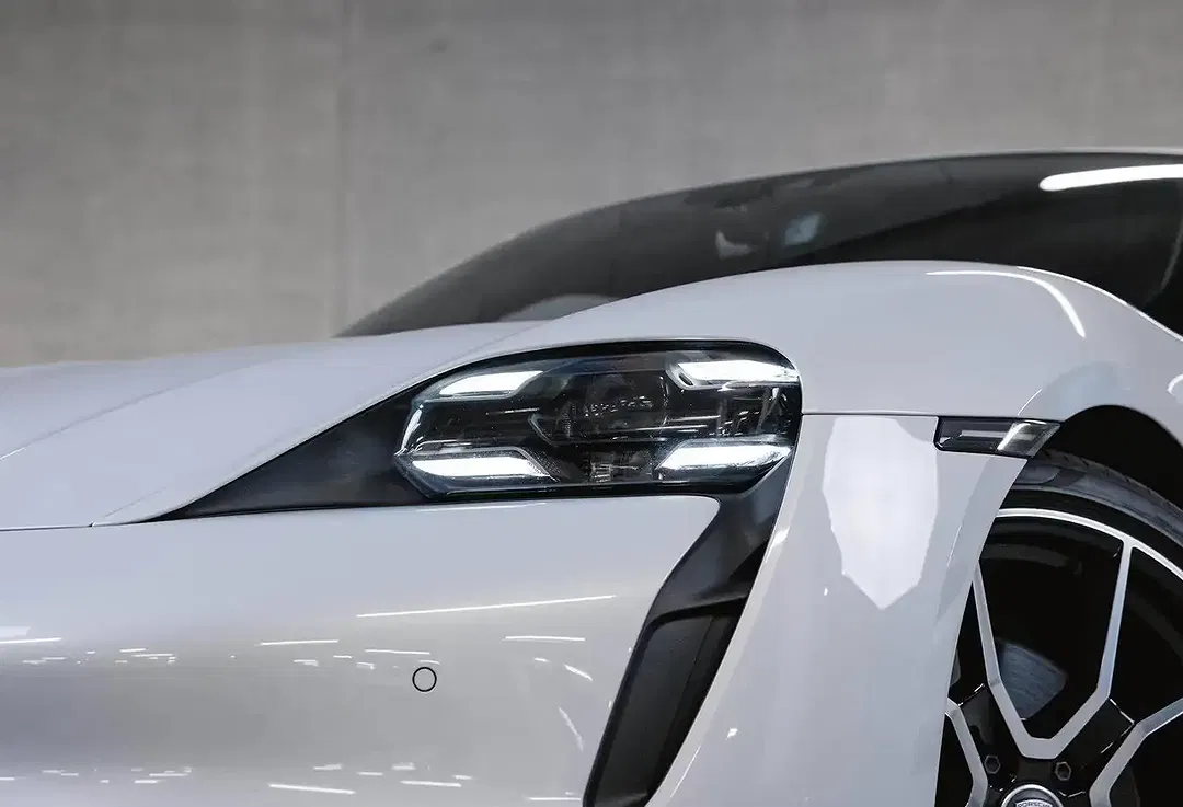 Porsche Taycan - Thumbnail 6