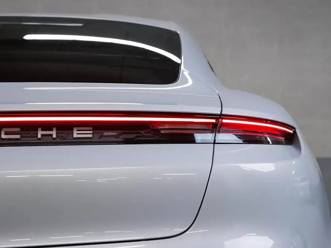 Porsche Taycan - Thumbnail 7