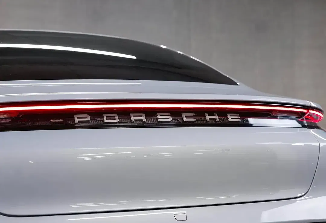 Porsche Taycan - Thumbnail 8