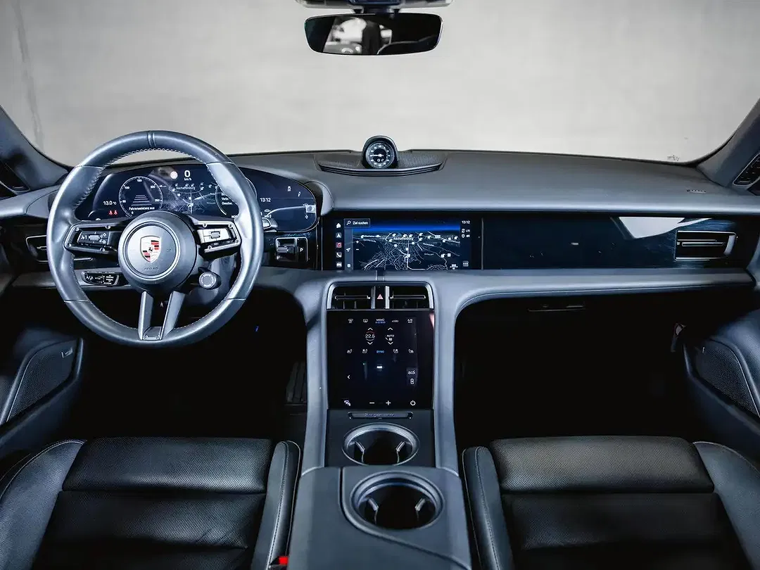 Porsche Taycan - Thumbnail 9