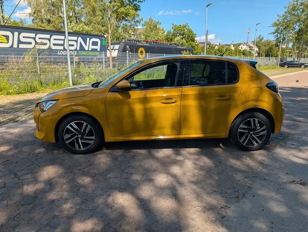 Peugeot 208 - Thumbnail 4