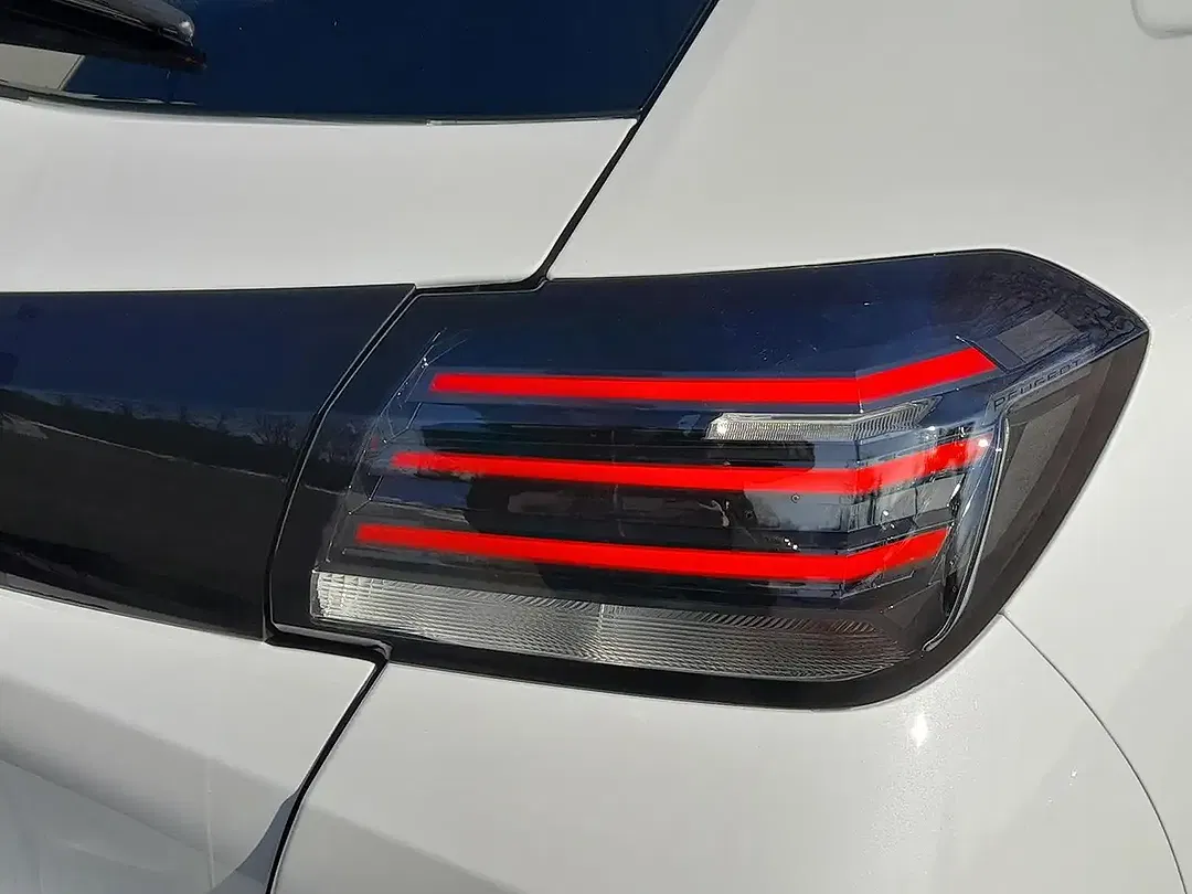 Peugeot 208 - Thumbnail 9