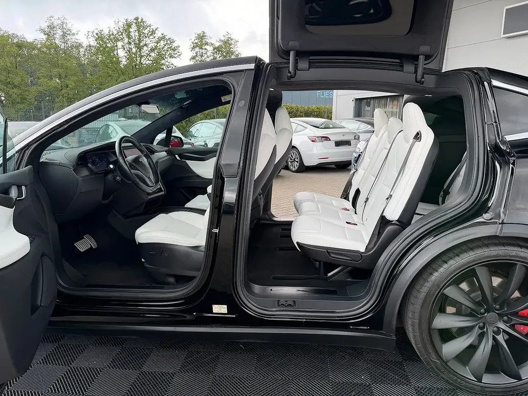 Tesla Model X - Thumbnail 10